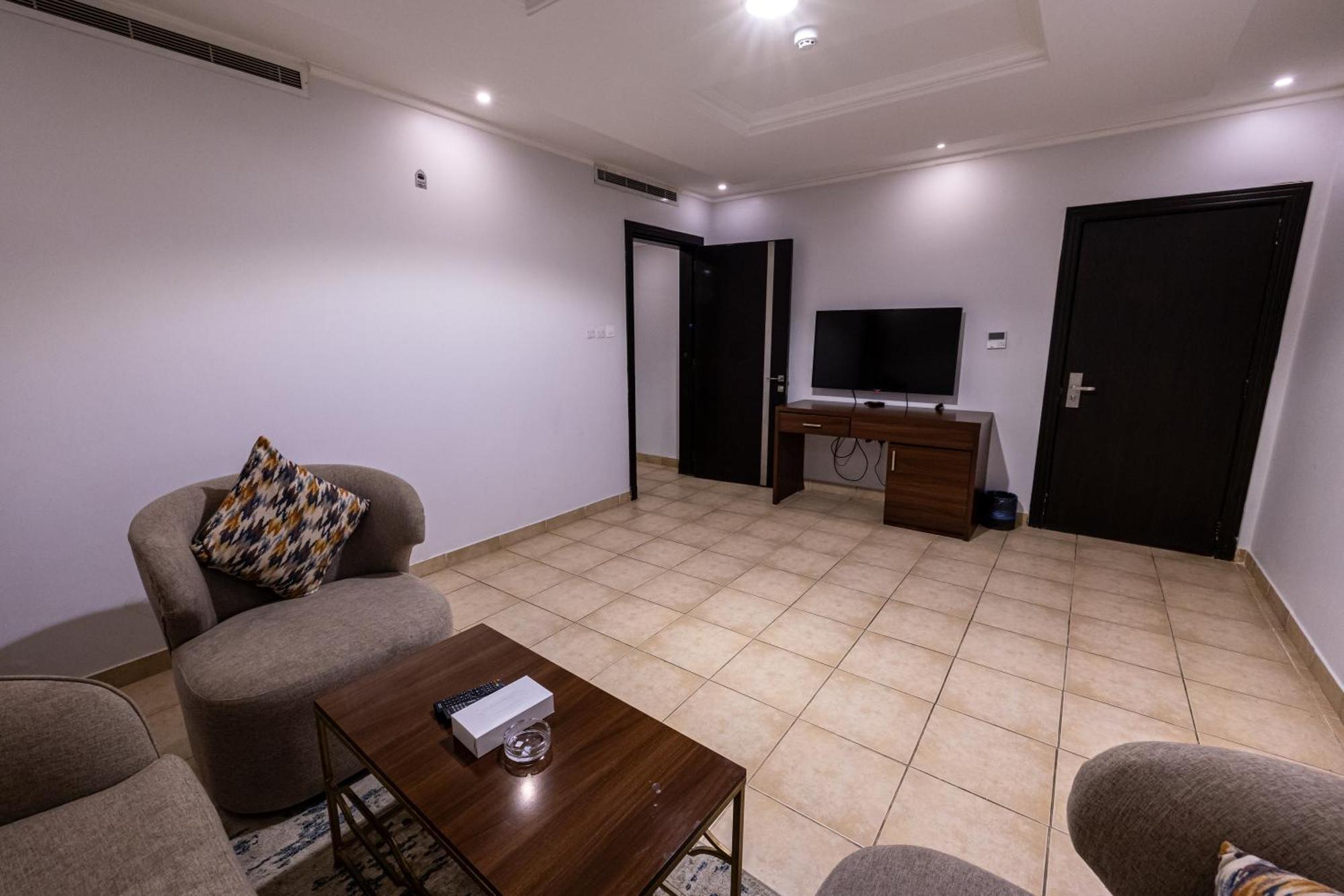 ال متعب سويتس المرسلات Aparthotel Riyadh Bagian luar foto