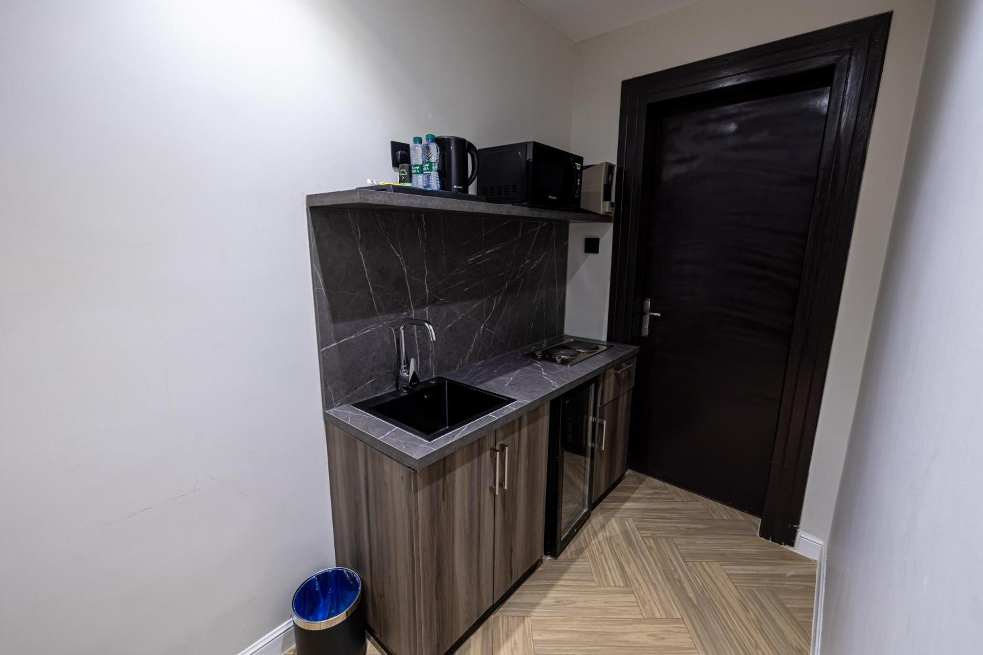ال متعب سويتس المرسلات Aparthotel Riyadh Bagian luar foto